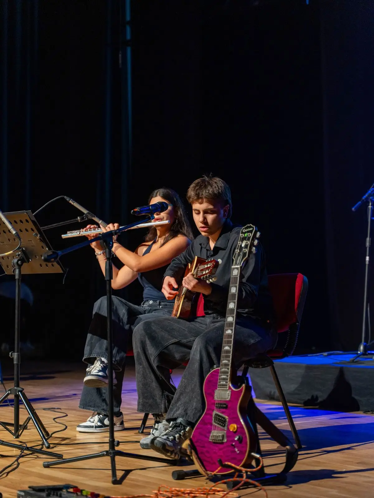 Üflemeli çalgılar ve gitardan oluşan öğrenci topluluğu