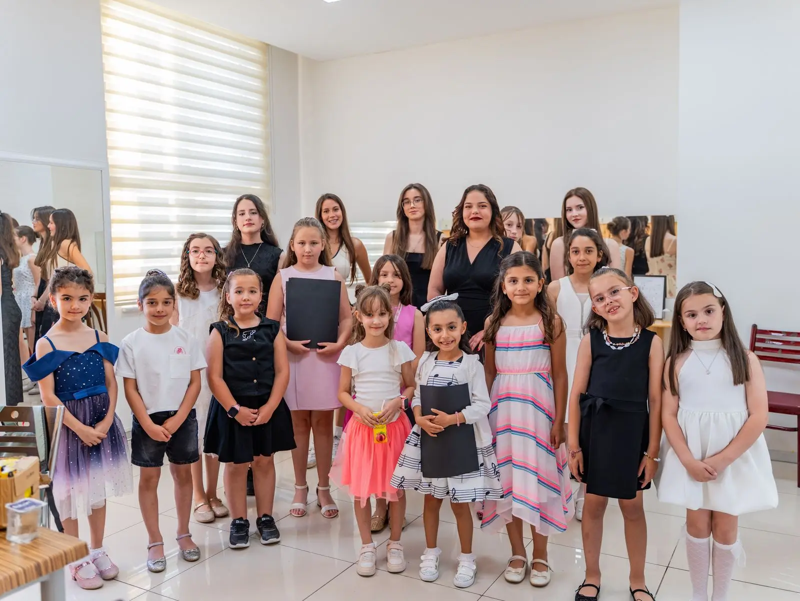 Çocuk korosu öğrencileri konser sonrası bir arada