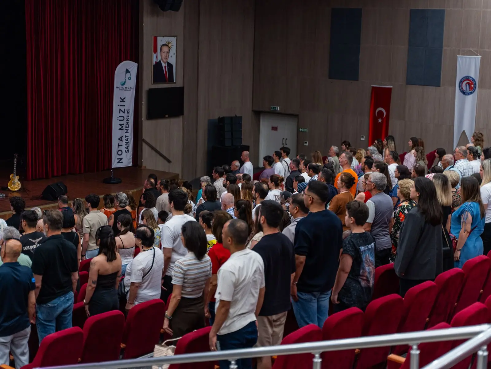 Konser salonuna gelen seyirciler